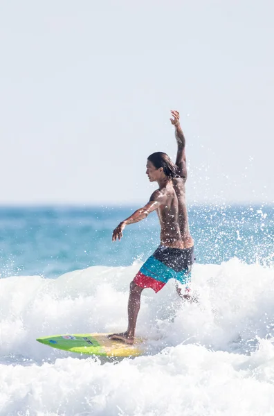 PHUKET - JUN 06: surfista no identificado en acción captura de olas en temporada de lluvias en la playa de Kata Phuket el 06 de junio 2016 en la playa de Kata, Phuket, Tailandia . — Foto de Stock