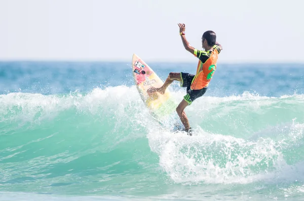 PHUKET - JUN 06: surfista no identificado en acción captura de olas en temporada de lluvias en la playa de Kata Phuket el 06 de junio 2016 en la playa de Kata, Phuket, Tailandia . — Foto de Stock