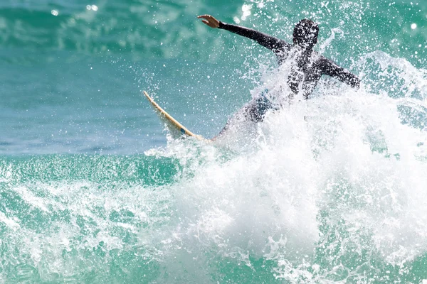 Grandes olas chocando contra surfista —  Fotos de Stock