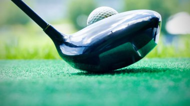 golf topu ve yeşil çimenlerin üzerinde tabii putter