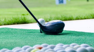 golf topu ve yeşil çimenlerin üzerinde tabii putter