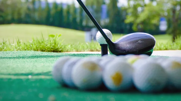 Golfové míče a putter na zelené trávě samozřejmě — Stock fotografie