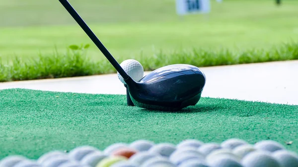 М'яч для гольфу і кресляр на зеленій траві звичайно — стокове фото