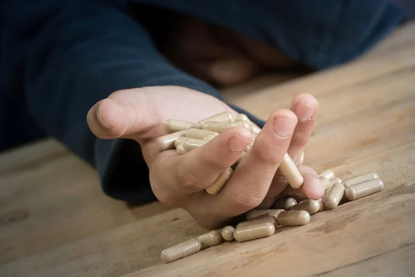 Uomo prendere un sovradosaggio — Foto Stock