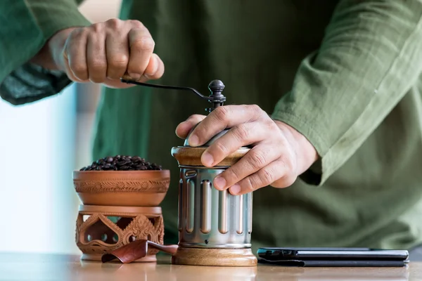 Ręka barista szlifowania młynek do kawy vintage — Zdjęcie stockowe