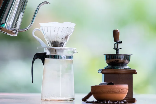 Häll varmt vatten genom kaffefilter. — Stockfoto