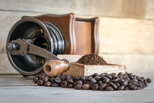 Старая Старинная Кофемолка Кофейными Зернами — стоковое фото