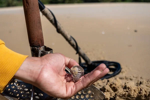 Schatzsucher Finden Mit Metalldetektor Sand Vergrabene Wertgegenstände — Stockfoto