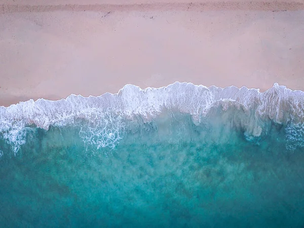 Arial manzara tropikal plaj flütü, ölçümlerden arındırılmış deniz suyu Covid 1 sırasında insanların suda oynamasını yasaklıyor.