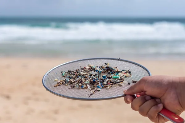 Los Microplásticos Son Piezas Muy Pequeñas Plástico Que Contaminan Medio — Foto de stock #315448376 © wonderisland