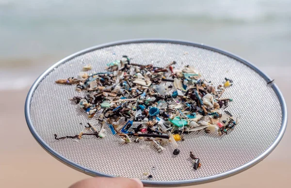 Plastik kirliliği, deniz suyu ve kuma karıştırılmış mikro-plastikler. 