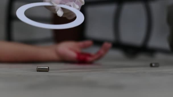 Forensik Inspektur Menyoroti Selongsong Senjata Tkp — Stok Video