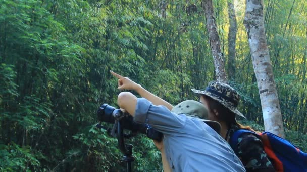 Casal jovem fazendo observação de aves e observação da vida selvagem na Tailândia — Vídeo de Stock