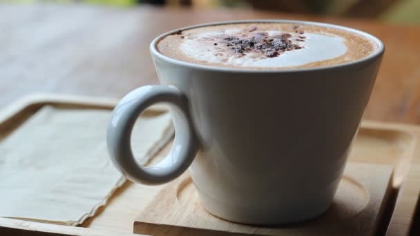 Nemen van een slok van de cappuccino — Stockvideo