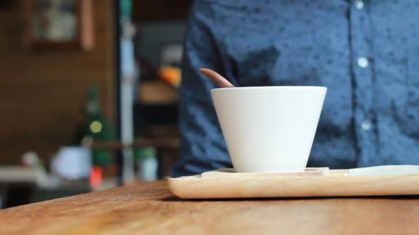 Jovem com computador tablet bebendo café no café — Vídeo de Stock