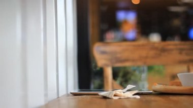 kafede kahve içme tablet bilgisayar ile genç adam