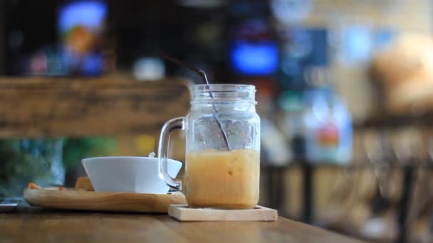 Young man with tablet computer drinking coffee in cafe — Stock Video