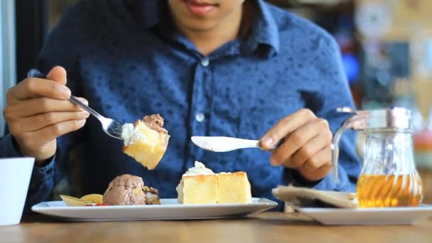 Hombre joven con Tablet PC beber café en la cafetería — Vídeos de Stock