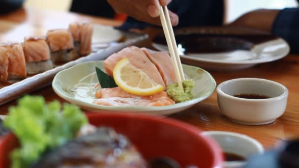 Zalm sashimi gedipt in saus — Stockvideo