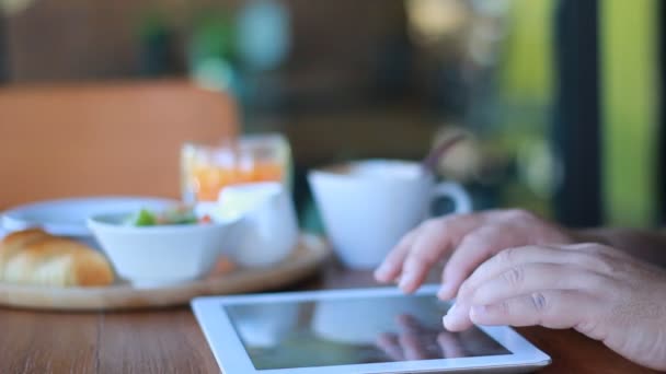Hombre con Tablet PC beber café en la cafetería — Vídeo de stock