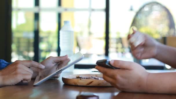 Duas pessoas usando dispositivos touchscreen — Vídeo de Stock