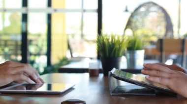 İki kişi touchscreen aygıt kullanma