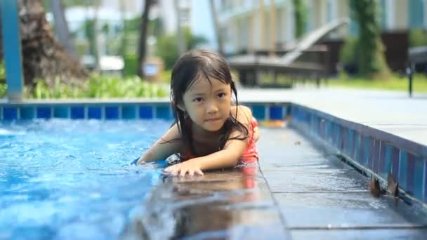 Menina que se encontra na piscina — Vídeo de Stock