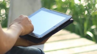 Sabah tablet bilgisayar kullanarak