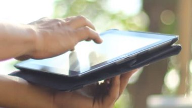 Sabah tablet bilgisayar kullanarak
