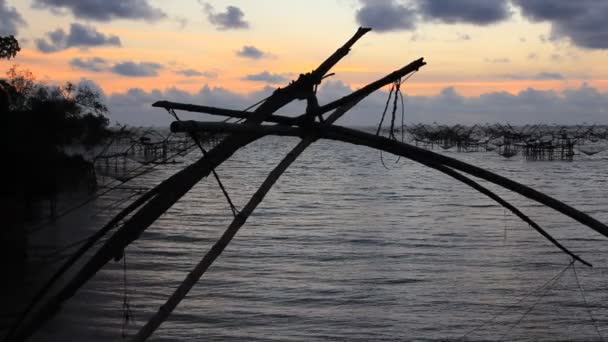 The square fishnet made of bamboo Thai way of Thai fisherman — Stock Video