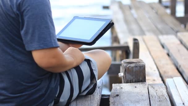 Utilisation d'un ordinateur tablette le matin — Video