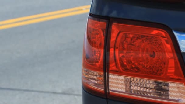 Staart licht knipperen aan kant van weg — Stockvideo