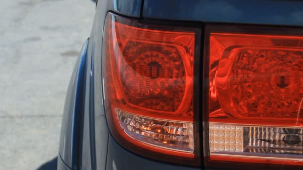 Luz de cola parpadeando en un lado de la carretera — Vídeos de Stock