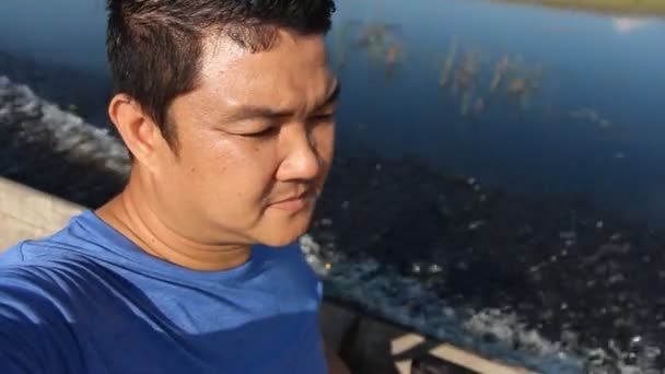 Paseo en barco por los pantanos de aves — Vídeo de stock