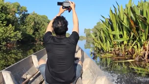 Birdwatcher working on the boat trip in the bird swamps — Stock Video
