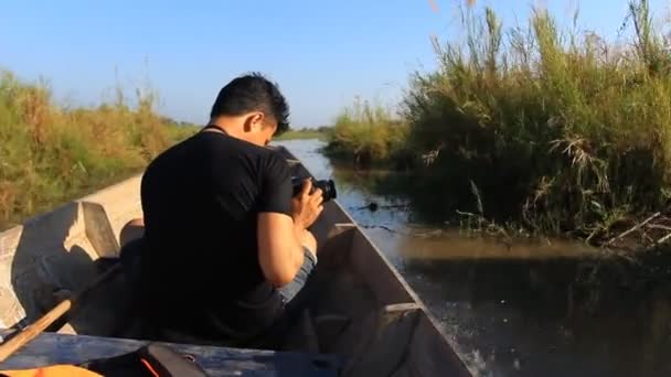 Birdwatcher trabalhando no passeio de barco nos pântanos das aves — Vídeo de Stock