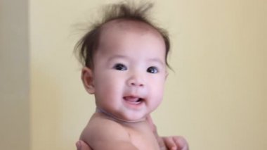 Kameraya gülümseyen mutlu bebek