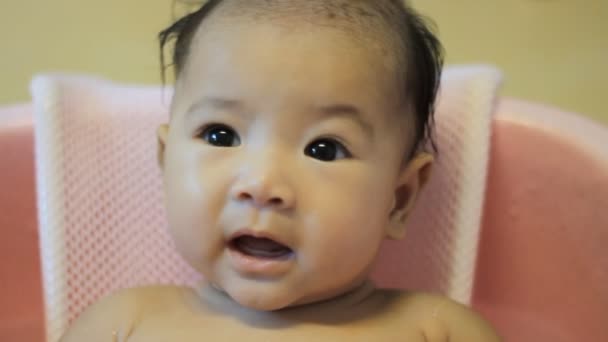 Kameraya gülümseyen mutlu bebek — Stok video