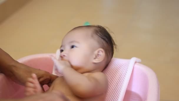 Gelukkig baby lacht op camera — Stockvideo