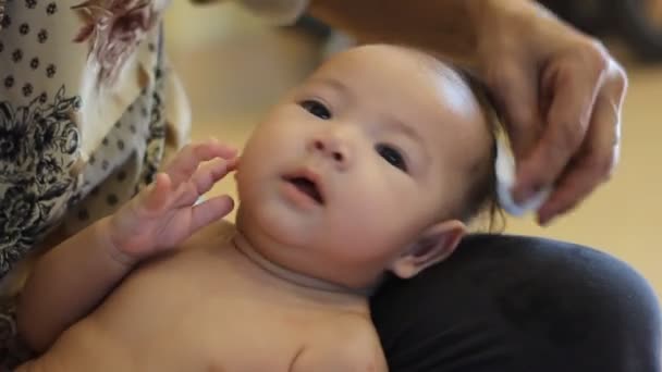 Boldog baba mosolyogva kamera — Stock videók