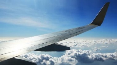 bir uçak pencereden görüntüleme