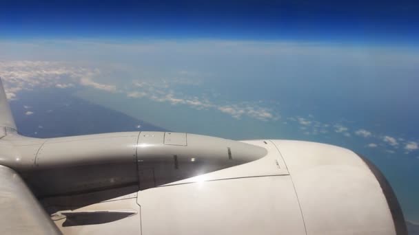 Vista a través de una ventana de avión — Vídeos de Stock