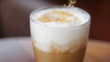 Şeker koymayı ve bir kaşık ile kapuçino karıştırma