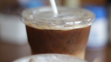 Şeker koymayı ve bir kaşık ile kapuçino karıştırma