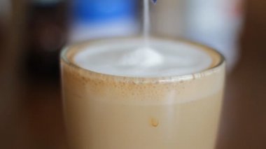 Şeker koymayı ve bir kaşık ile kapuçino karıştırma