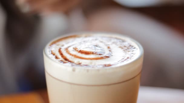 Mettre le sucre et mélanger avec une cuillère le cappuccino — Video