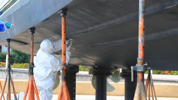 Hajó-karbantartási távolítsa el a régi festéket a hajótestre — Stock videók