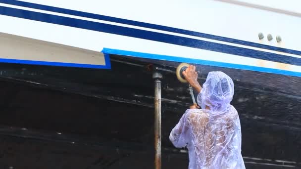 Mantenimiento del barco eliminar la pintura de fondo viejo del casco del barco — Vídeos de Stock