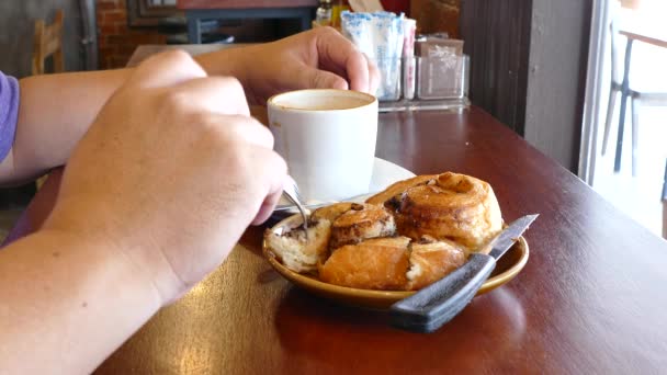 Beber capuchino en la pausa del café — Vídeos de Stock