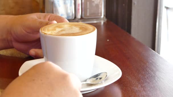 Beber capuchino en la pausa del café — Vídeos de Stock